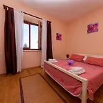 Nyaraló Kuca Draga - Nono *